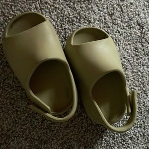 Yeezy slides kids
